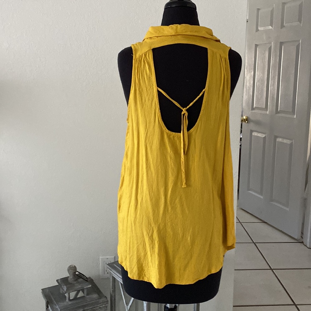 Women’s Top. - Picture 2 of 2